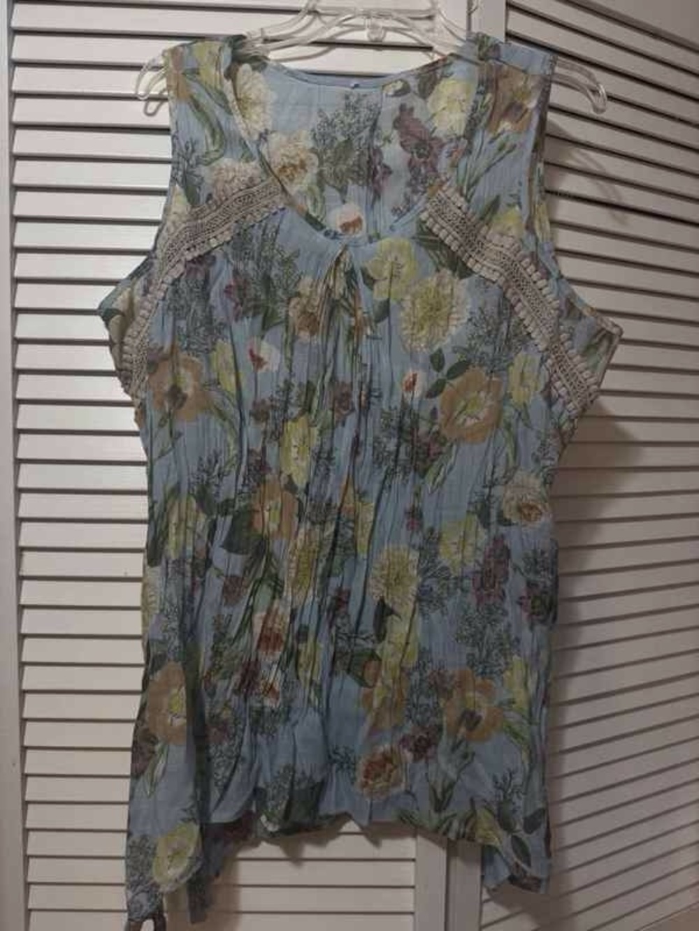 Sleeveless Floral V-Neck Tank Top - Light Blue - Picture 1 of 2